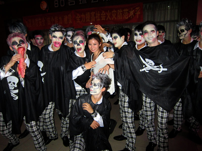 温州学化妆哪里好  温州吉田造型携手GAGA PUB共同打造万圣狂欢之夜