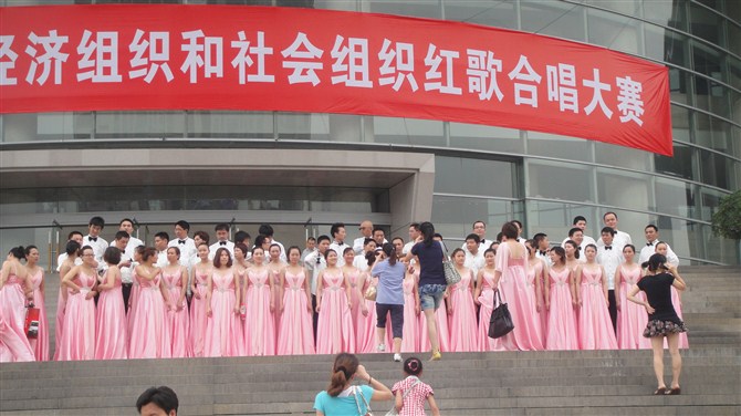 温州学化妆哪里好 温州吉田造型化妆学校师生为红歌大合唱化妆造型