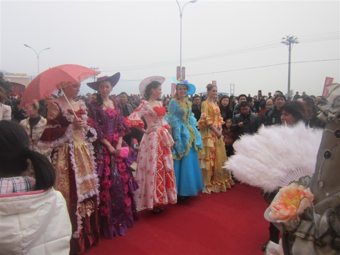 温州学化妆哪里好  温州吉田造型为平阳“湿地，九墅”首映庆典的演出人员打造完美造型妆容